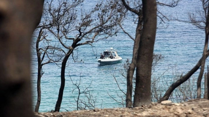 Ανατριχιαστική περιγραφή δύτη που συμμετέχει στις έρευνες: Ο βυθός είναι γεμάτος από προσωπικά αντικείμενα όσων πάλευαν για τη ζωή τους (βίντεο)